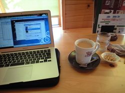cafe_au_lait_and_macbook_air_at_comeda_coffee.JPG