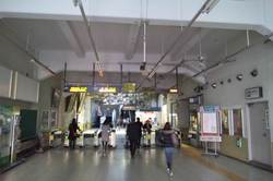 inside_of_ryogoku_station2011-03-24.JPG