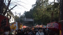crowd_walking_road_to_hattasan.JPG